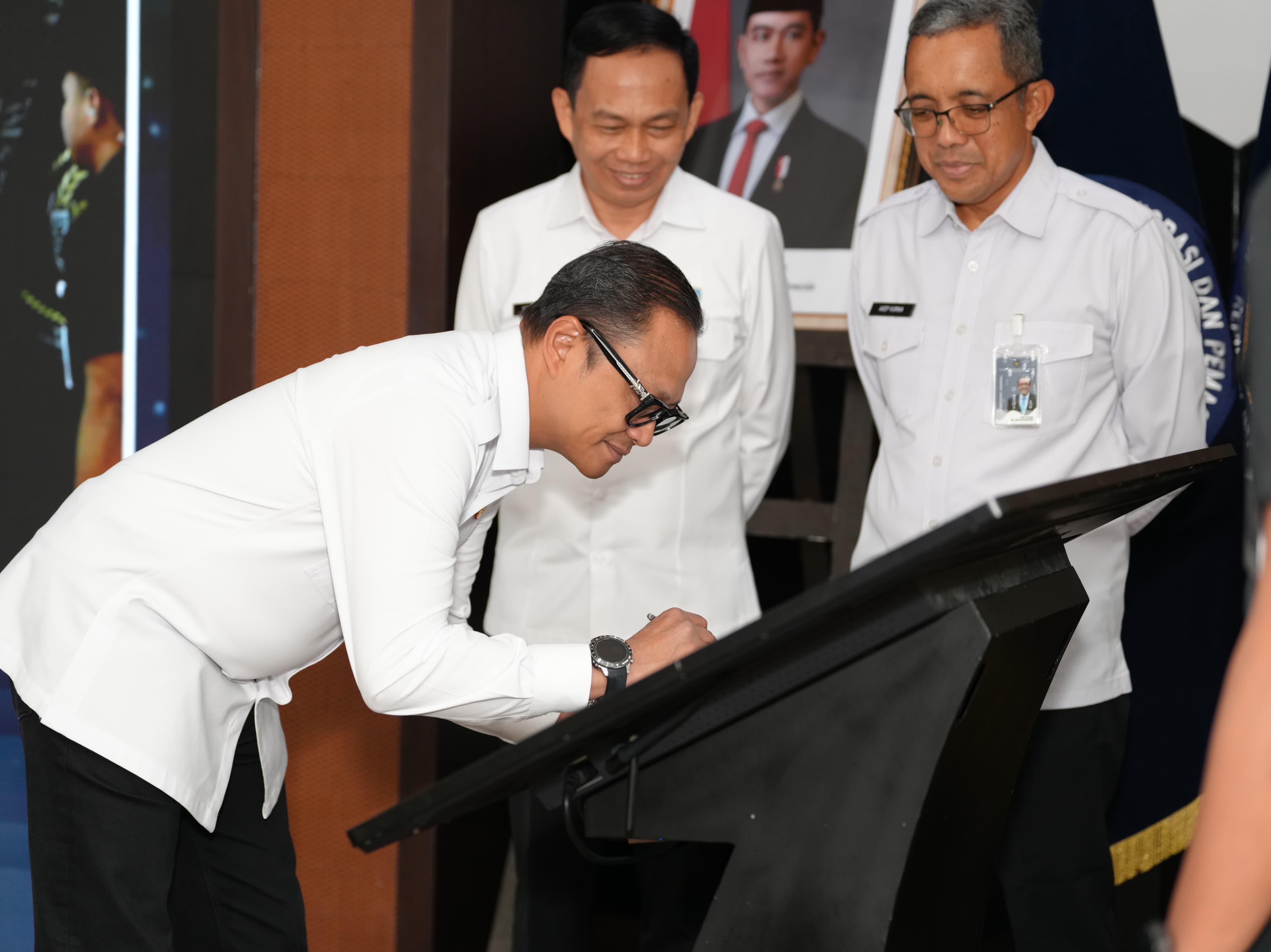 Kantor Imigrasi Jakarta Pusat - Imigrasi Tanda Tangani Pakta Integritas, Ikrar Pelayanan Publik yang Profesional dan Akuntabel